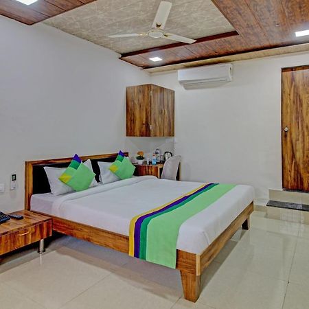 Sai Samrat Resort Satara Exteriör bild