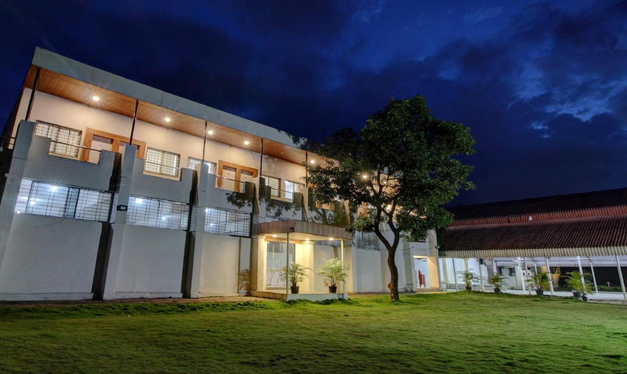 Sai Samrat Resort Satara Exteriör bild